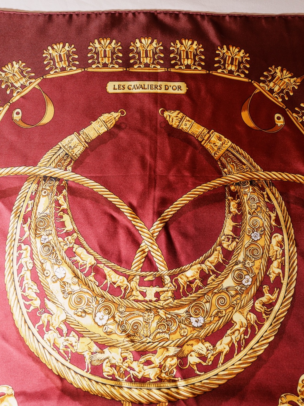 Hermès Les Cavaliers d'Or Silk Carré 90 Burgundy Gold Horsemen Motif - Picture 5 of 7